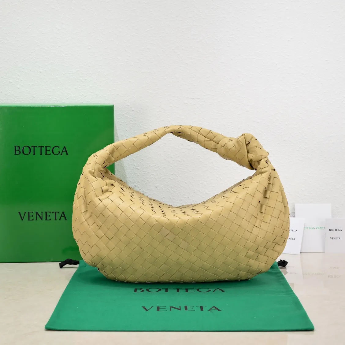 Batch 1860 Early spring new products#, cool style, retro style, full of vitality, free and easy, distinctive personality brings multi-layered charm to daily wardrobe~ 🔝The soft and flowing fabric conveys a soft touch# A relaxed and comfortable feeling is newly interpreted in the silhouette· Croissant woven sheepskin Size: Width 40 Height 48 Thick 16 [6698#]